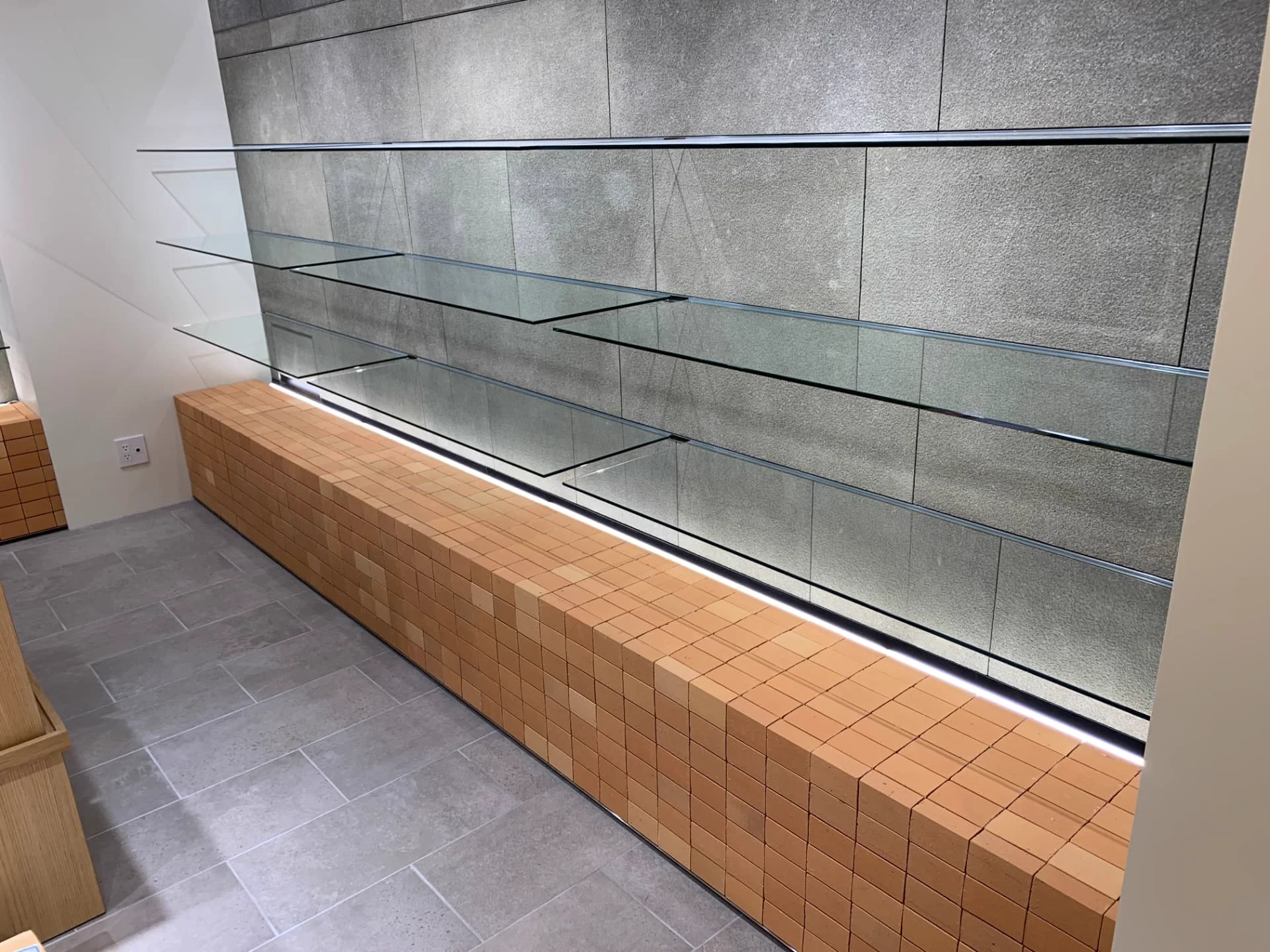 株式会社丸忠製作所 ガラス棚受け金物 店装金物 製作 東京 施工実績